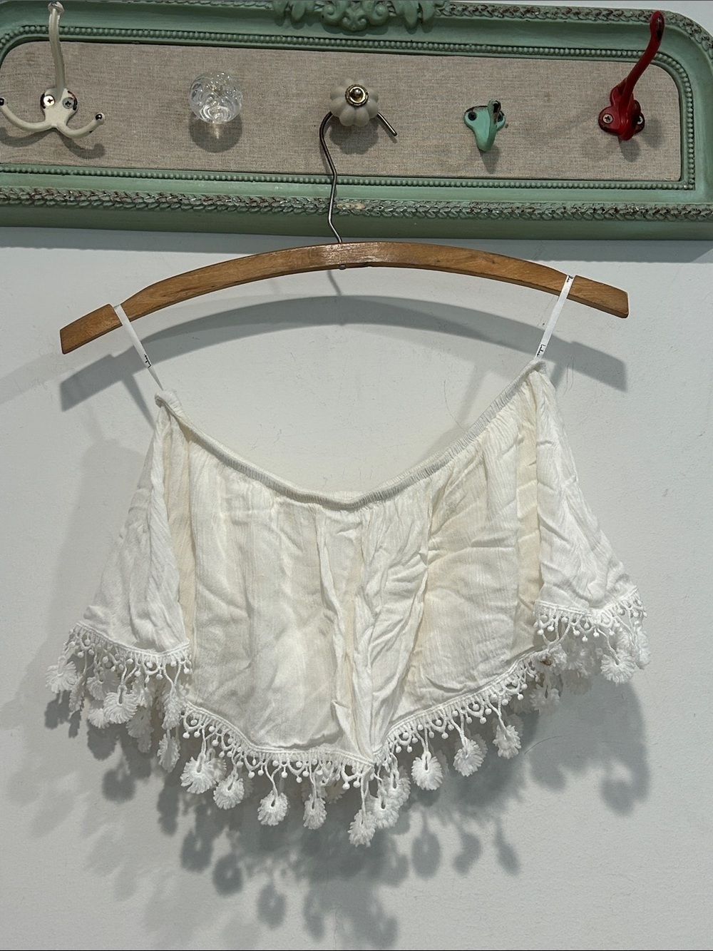Lulu's White Tassel Off-Shoulder sleeveless bandeau Crop Top small